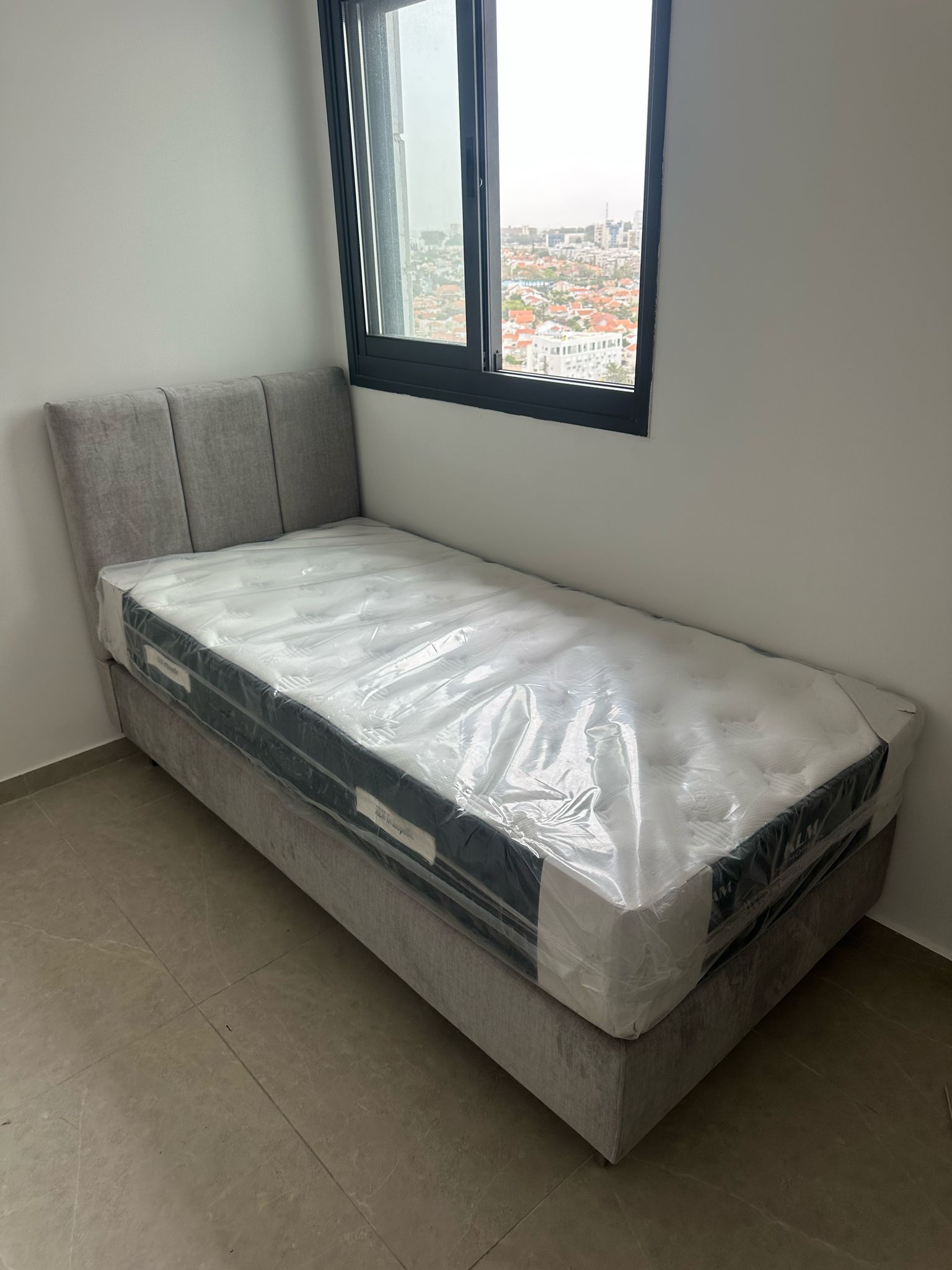 מיטת יחיד מרופדת דגם רומא